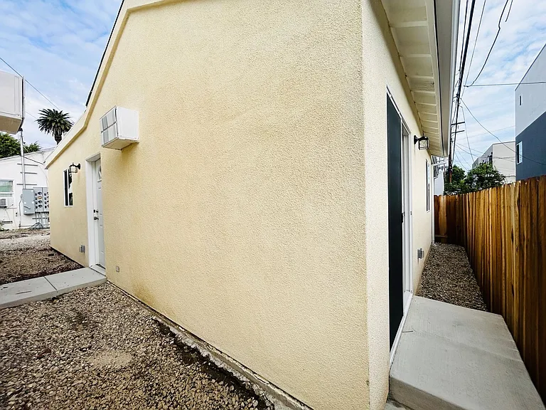 14210 Sylvan St — Photo 8
