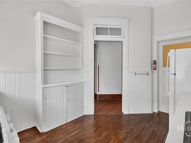 114 W Waldburg St — Photo 28