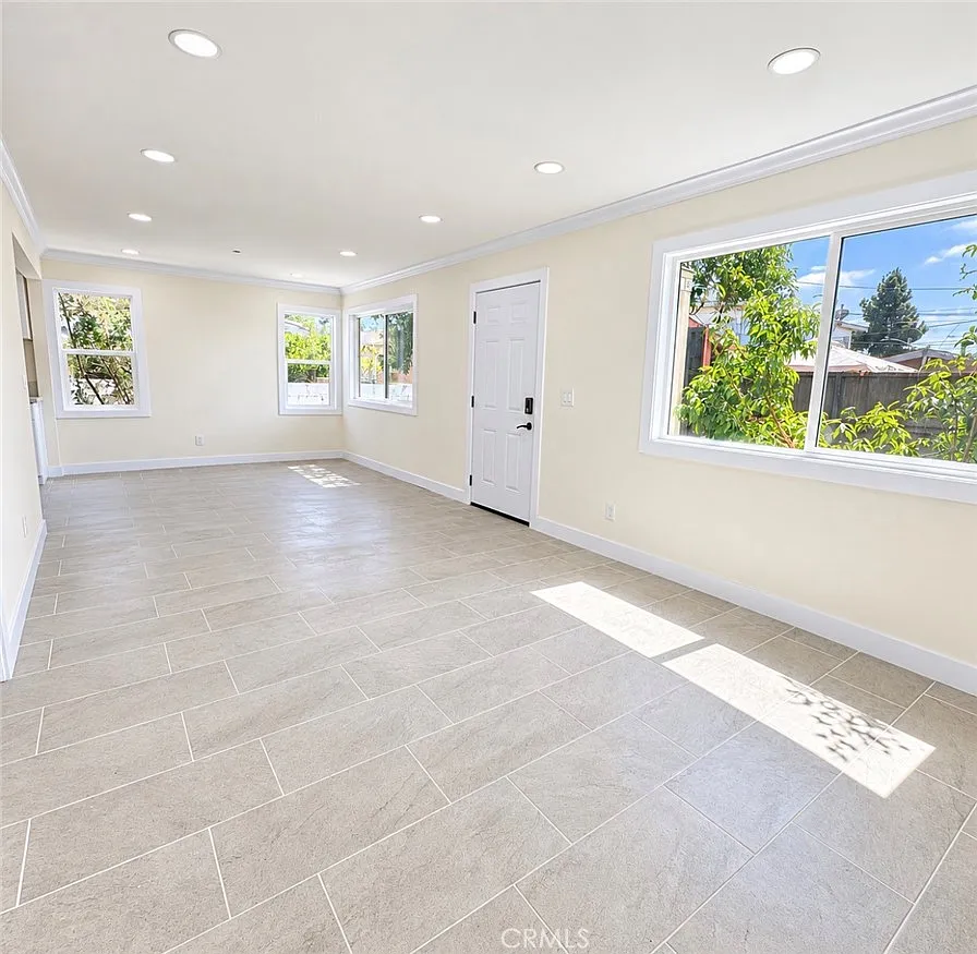 3 bed, 900 sqft, $3,000 — Photo 4