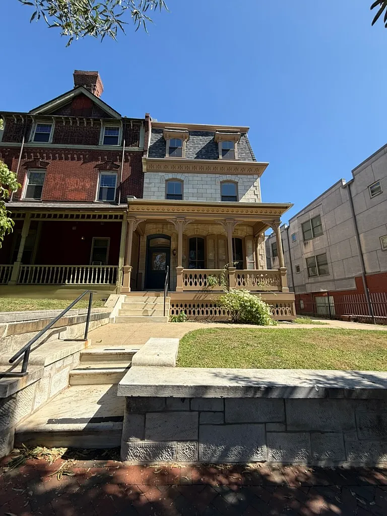 3 bed, $2,385 — Photo 1