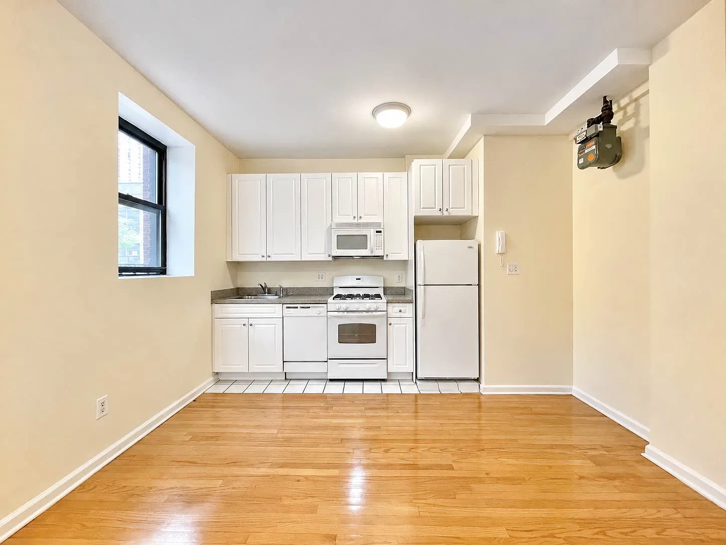 305 West 45th Street — Photo 3