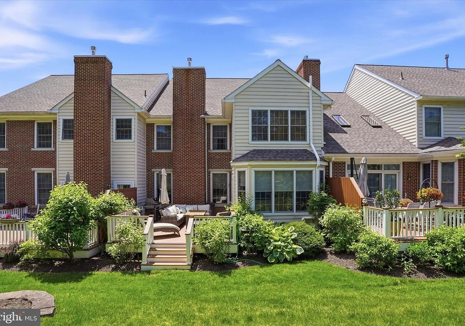 Beautiful Belle Aire Townhome with Finished Basement, Garage & Pool — Photo 3