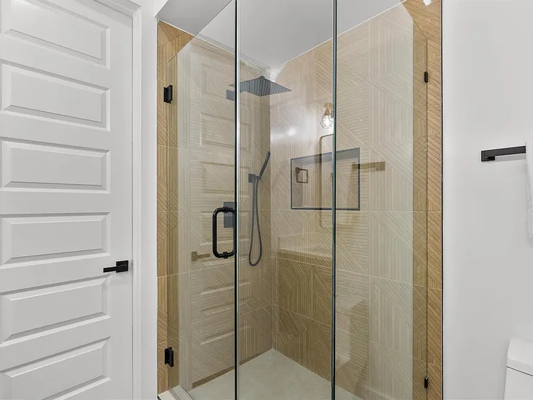 723 W 10th St #101 — Photo 23
