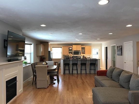 5th image of 36 Dahlia Dr
