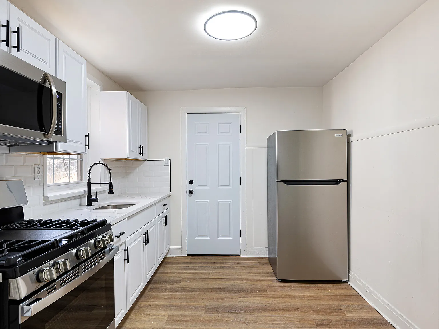 3 bed, 6440 sqft, $1,895 — Photo 1