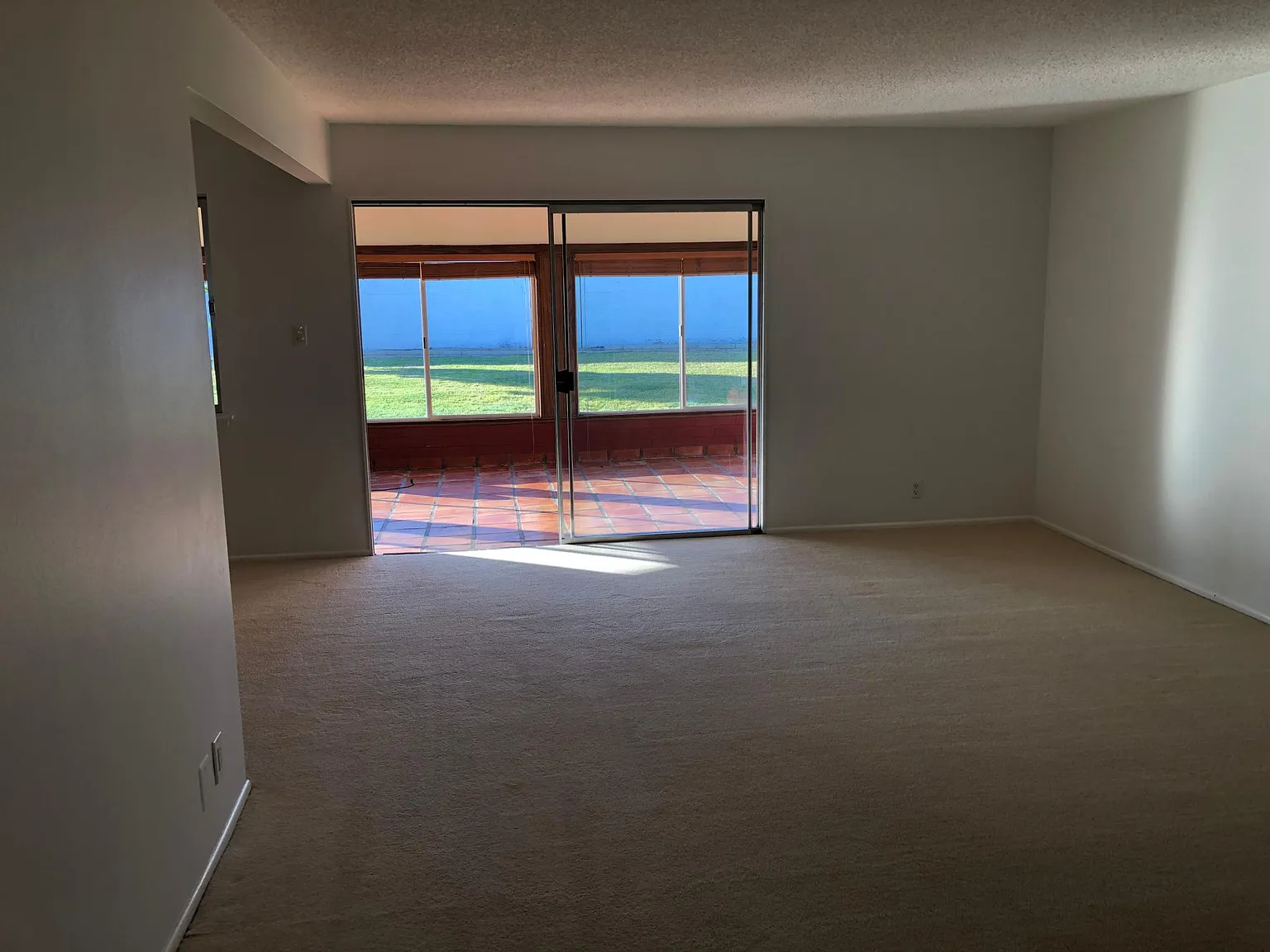 2206 Crestline Dr — Photo 3