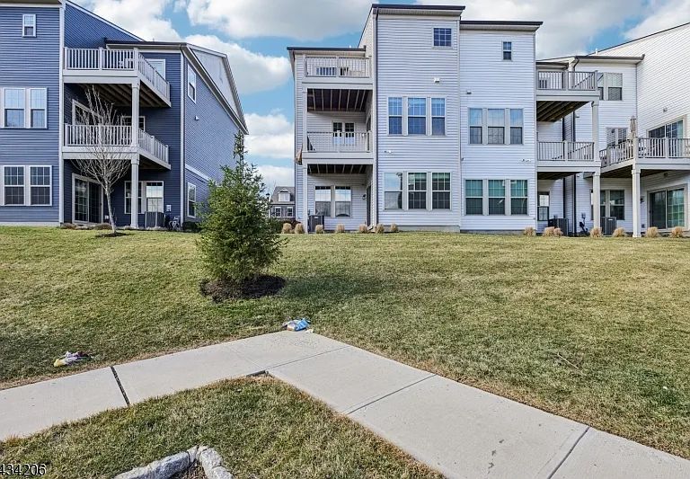 21 Dahlia Dr — Photo 2