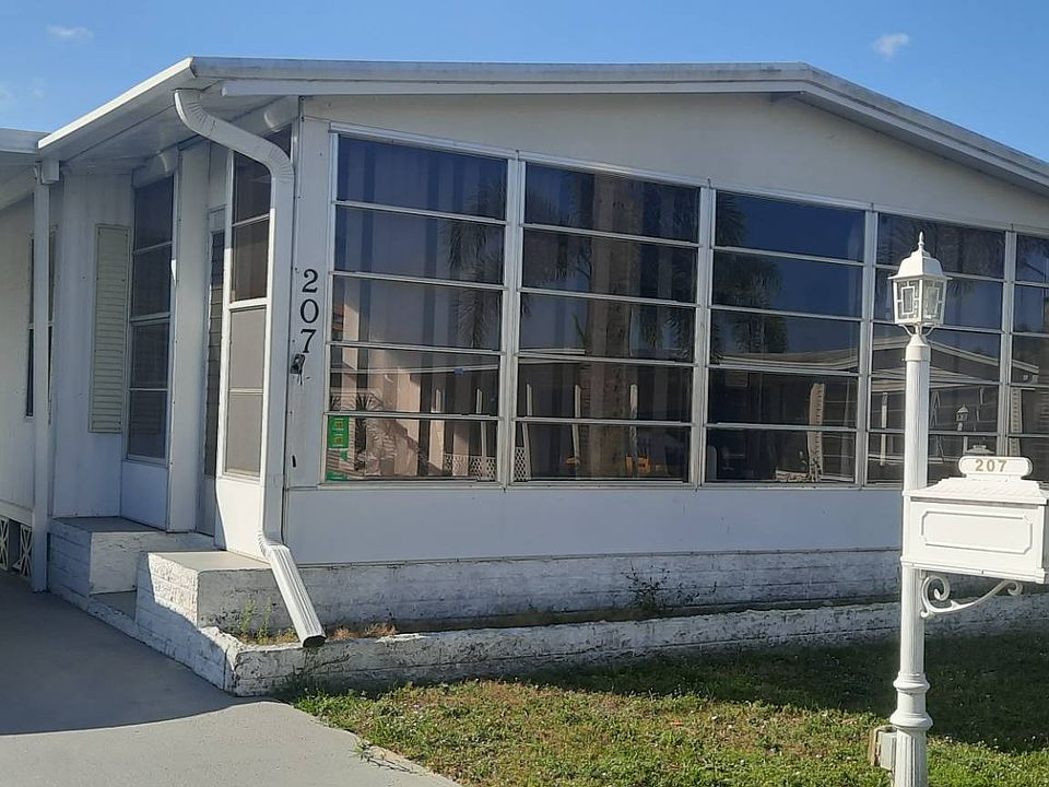 1st image of 207 Foxwood Ln