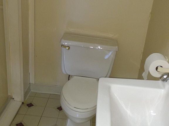 5th image of 615 Fellows Ave