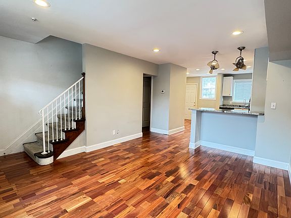 4th image of 814 S Oak St