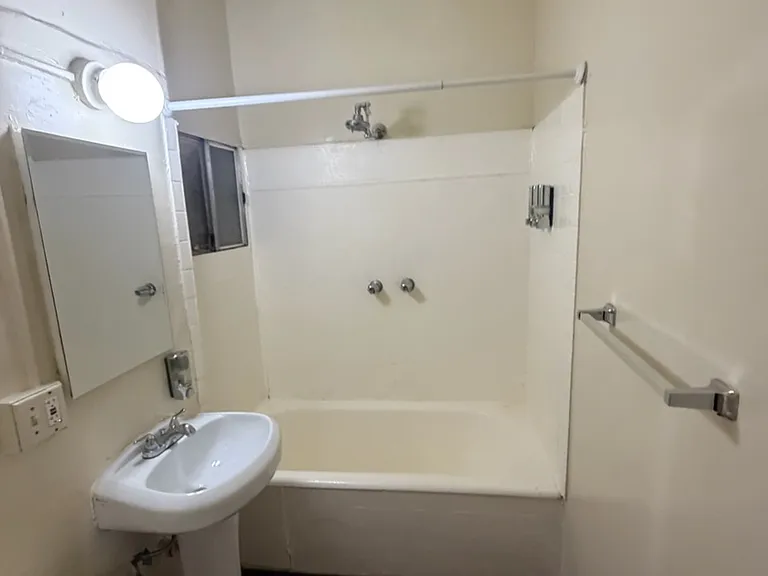 Catalina Apartments — Photo 6