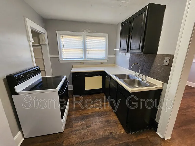 2 bed, 1.0 bath, $900 — Photo 4