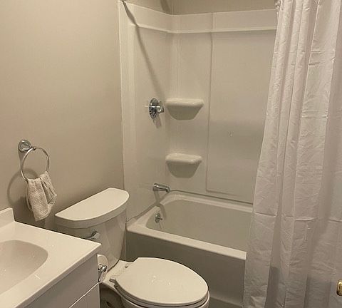 5th image of 975 Victory Hwy #1L