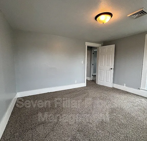 703 E 4th St — Photo 9