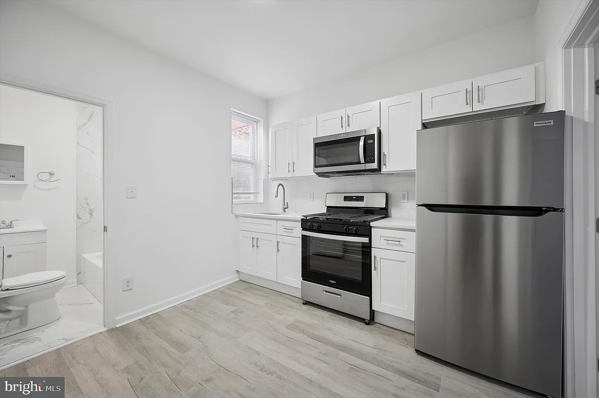 Building Photo - 1418 W Erie Ave #4