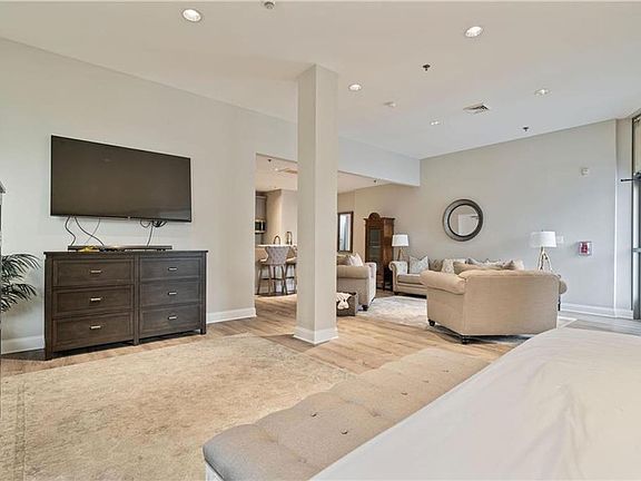 4th image of 818-822 W Hamilton St #101