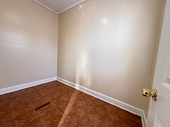 2nd image of 1005 Hart St Floor 3