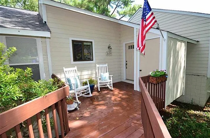 Charming 2Br 1.5Ba Townhome in Cary! Available 10/21! — Photo 2
