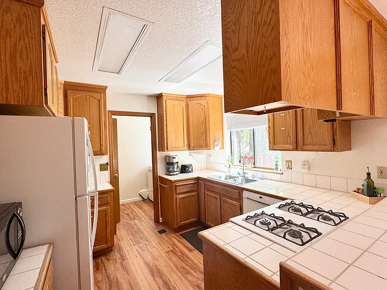 2093 Fairway Dr — Photo 3