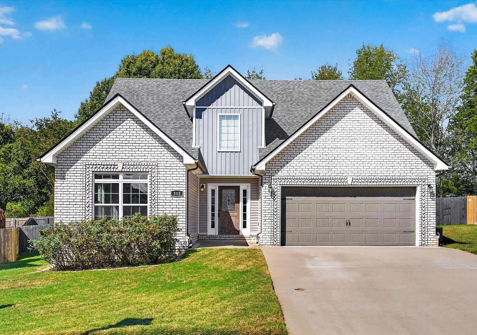 Beautiful 4 Bedroom House in Rossview - Positioned in a culd-e-sac! — Photo 1