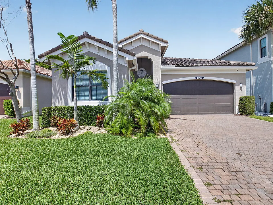 13727 Moss Agate Ave