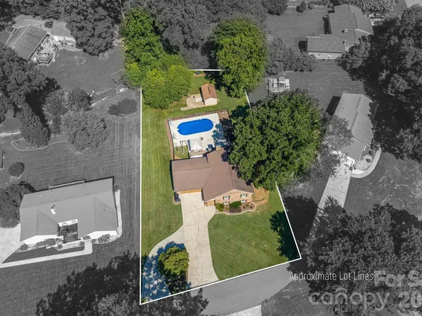 389 Caprice Cir, Lincolnton, NC 28092