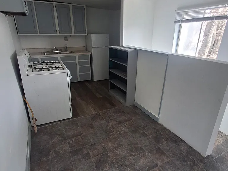 1558 N Main St — Photo 5
