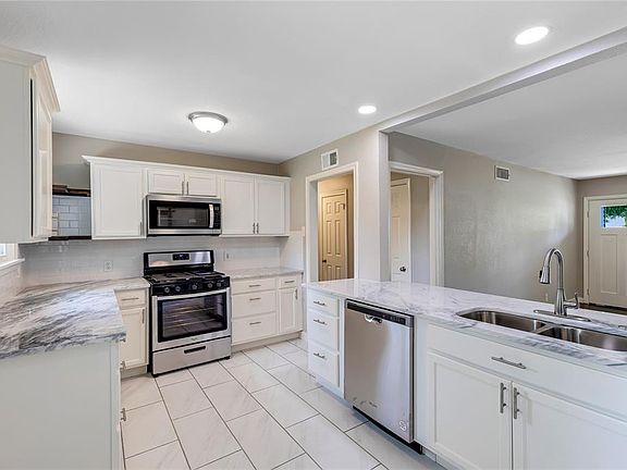 4th image of 2935 Materhorn Dr