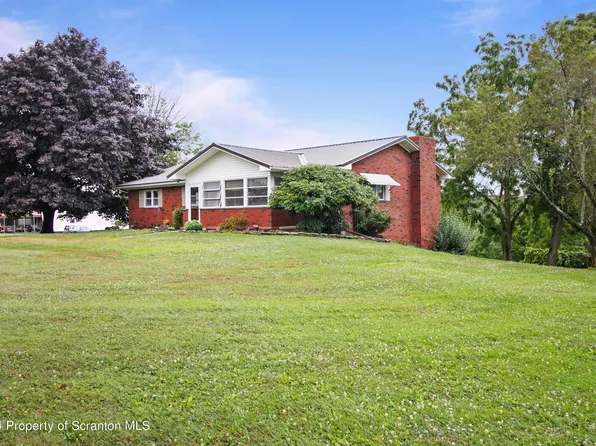 290 Lake Quinn Rd, Waymart, PA 18472