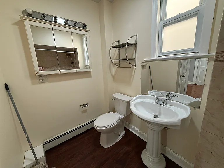 42 Montrose Ave #2 — Photo 15