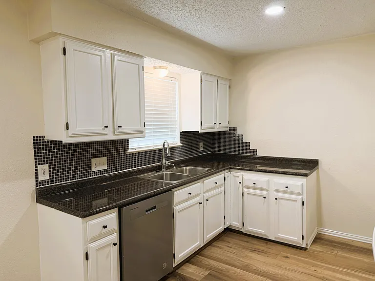 6406 Willow Springs Dr — Photo 2