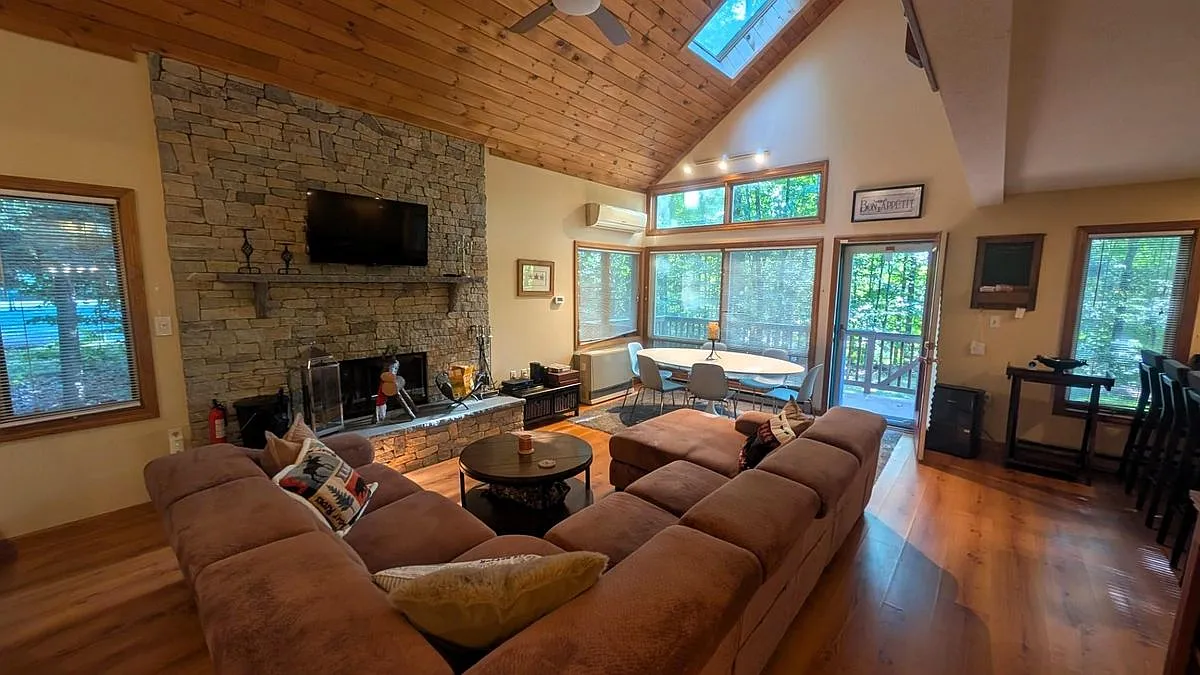 3 bed, 3.0 bath, 1560 sqft, $20,500 — Photo 3