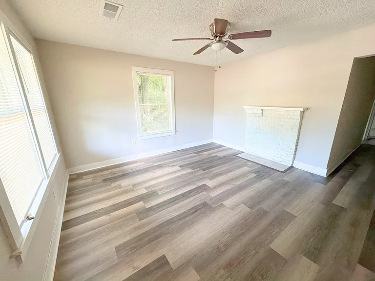 1450 Oaklawn St — Photo 9