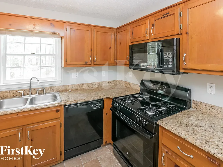 221 Whitney Ln — Photo 8