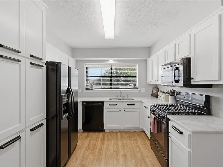 3821 Brighton Dr — Photo 6