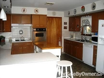 Large eat-in modern kitchen