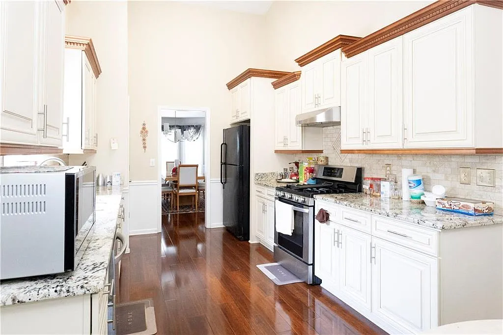 4 bed, 3.0 bath, 2392 sqft, $2,600 — Photo 4