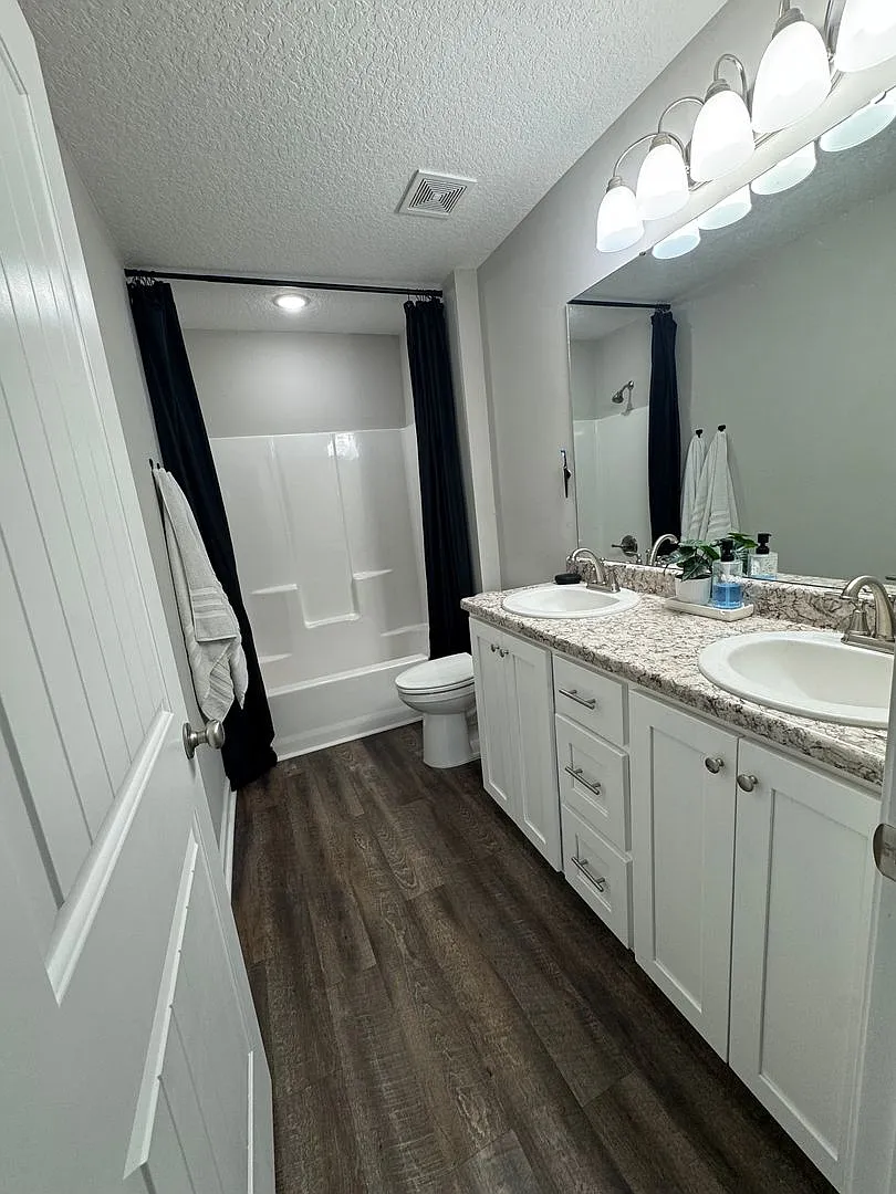 Beautifully maintained 3-bedroom, 2-bathroom single-story home in Jesup, GA — Photo 4