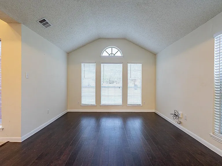 1408 Belaire Dr — Photo 9