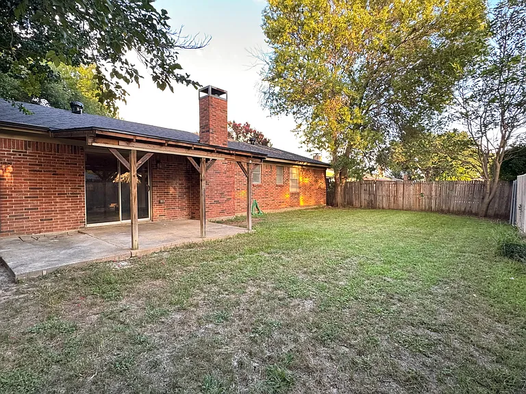 7413 Meadow Dale Dr — Photo 2