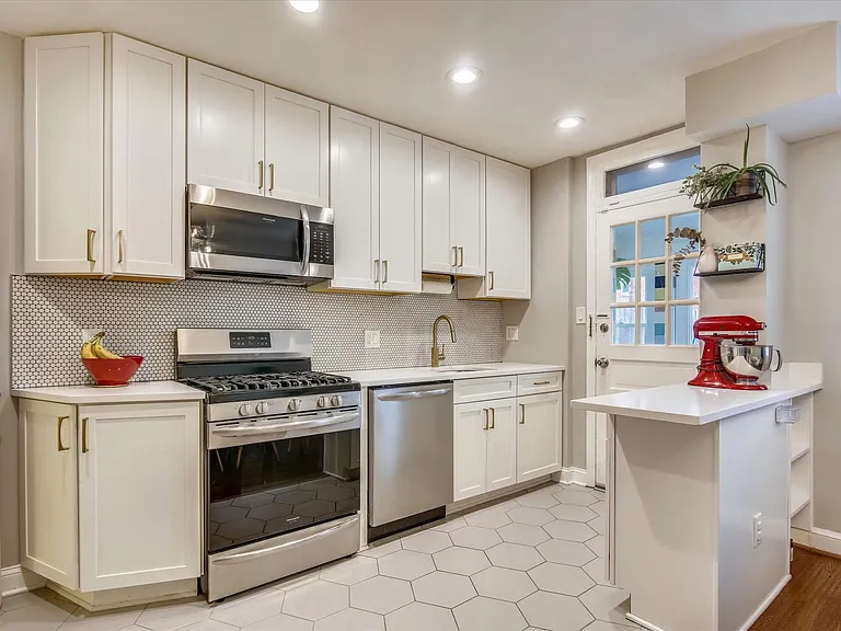 1334 Downing St NE — Photo 4