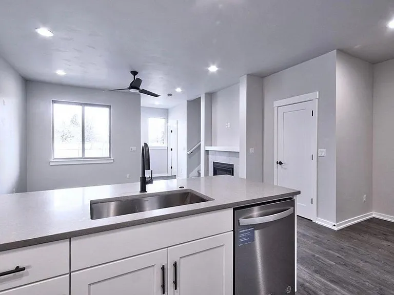 5551 SE Logan Ln — Photo 13