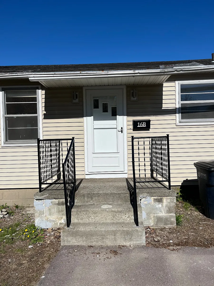front steps / entry in to apartment - 16 East Ter