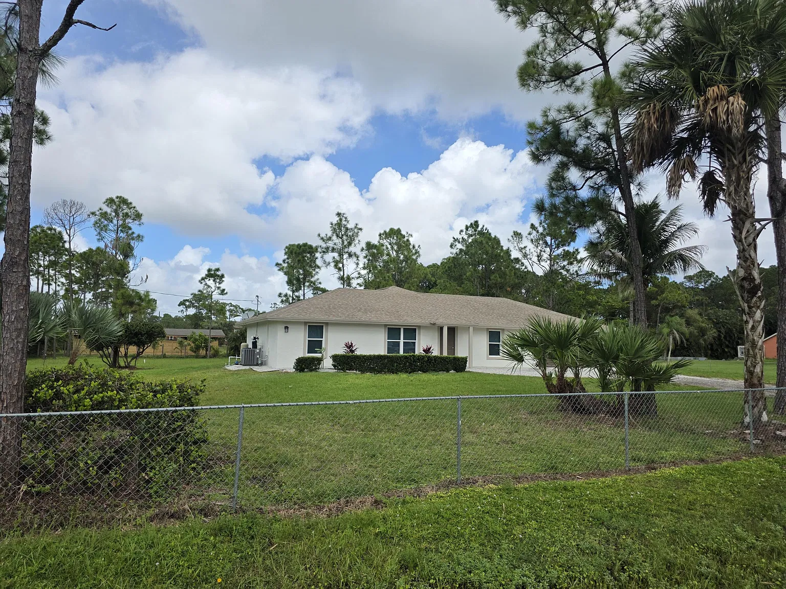 4 bed, 2.0 bath, 1700 sqft, $4,000 — Photo 2