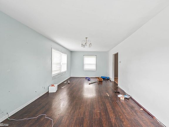3rd image of 935 Spring St