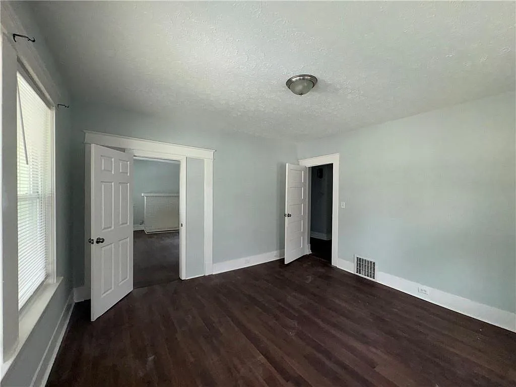 5 bed, 3.0 bath, 1700 sqft, $2,300 — Photo 3