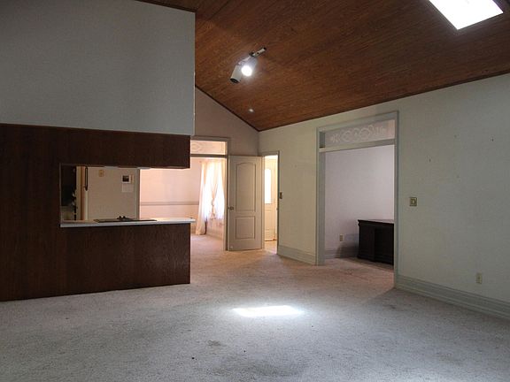 5th image of 14 Hampton Cir