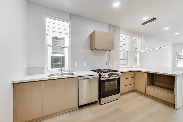 1st image of 729 Oak St #1