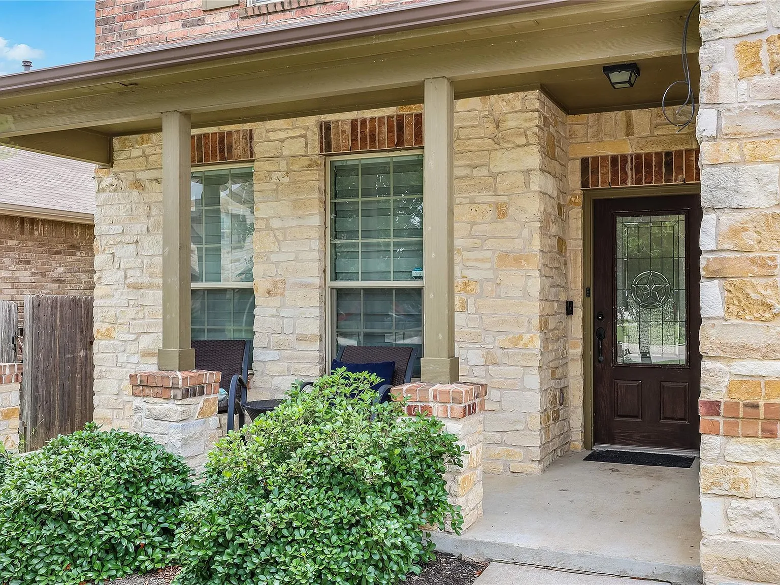 5 bed, 3.5 bath, 3025 sqft, $2,600 — Photo 2