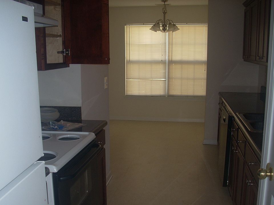 2nd image of 104 Stonehaven Cir